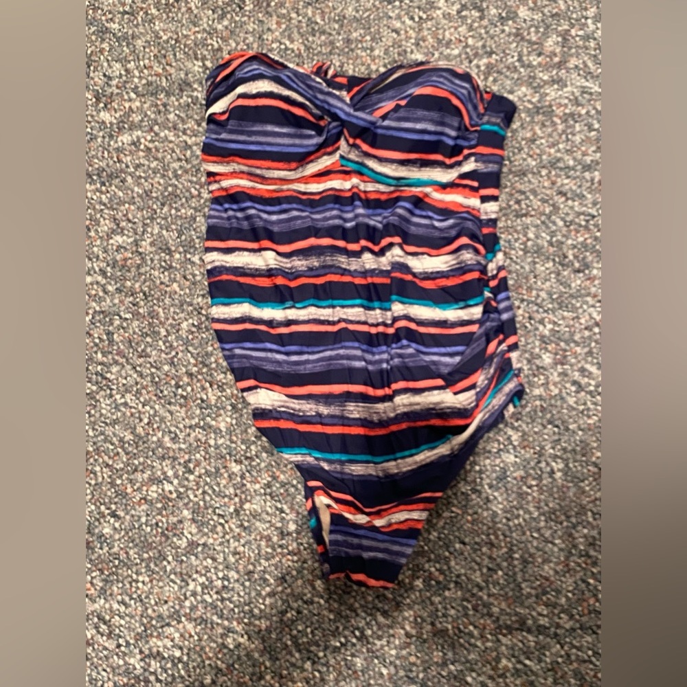 Liz Lange maternity swimsuit size medium D/DD